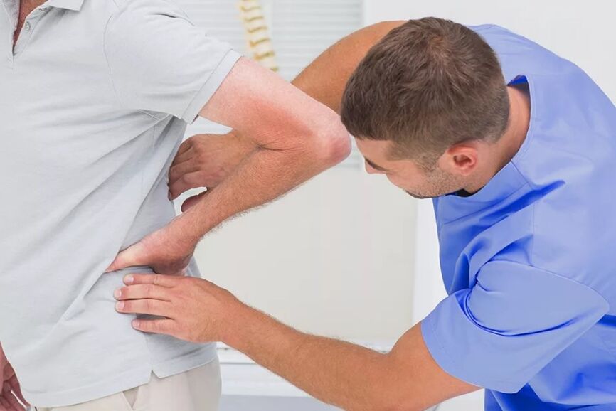 A patient with lumbar pain in a diagnostic exam by a doctor